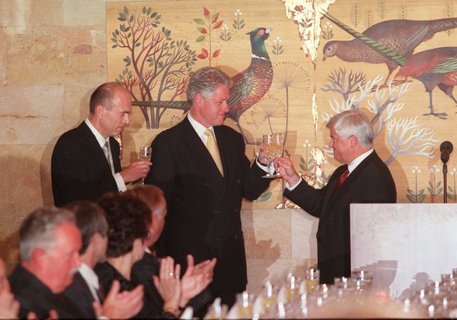 Ameriški predsednik Bill Clinton nazdravlja s predsednikom Milanom Kučanom in premierom Janezom Drnovškom. Foto Jure Eržen