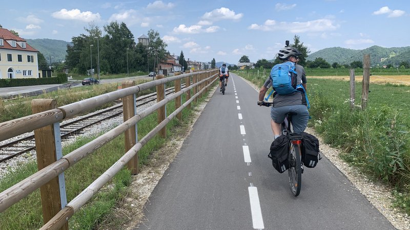 Fotografija: Direkcija za infrastrukturo je v Rušah (na sliki) zgradila večji odsek, na Muti pa varen podhod za kolesarje na Dravski kolesarski poti. FOTO: arhiv Zavoda za turizem Maribor-Pohorje