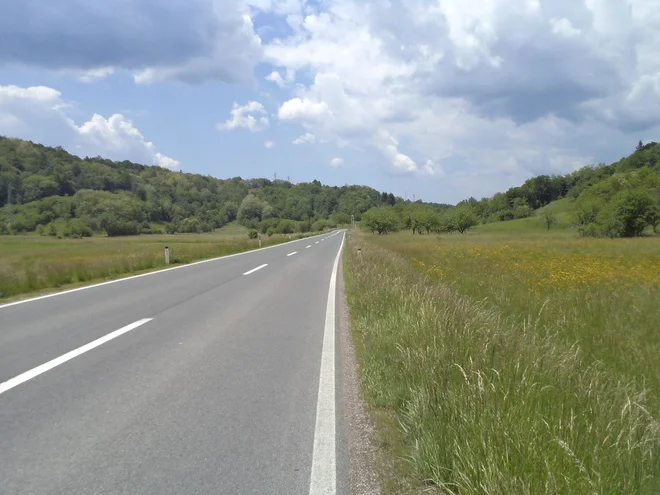 Pot nadaljujemo proti Artvižam, Barki in hop, že smo v dolini reke Reke. FOTO. Andraž