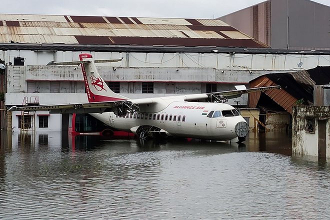 Poplavljeno je tudi letališče v Kolkati. FOTO: AFP