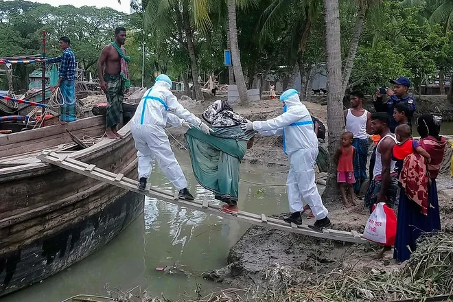 V Bangladešu so evakuirali prebivalce z otokov. FOTO: AFP