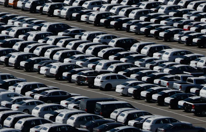 Slovenska avtomobilska dobaviteljska industrija predlaga podaljšanje subvencioniranega čakanja na delo, saj so trgi polni neprodanih avtomobilov. FOTO: Reuters