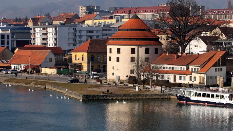 Obnova Sodnega stolpa, ki je leta čakal na osvežitev dotrajanih prostorov, bo predvidoma končana prihodnje leto. Foto Tadej Regent