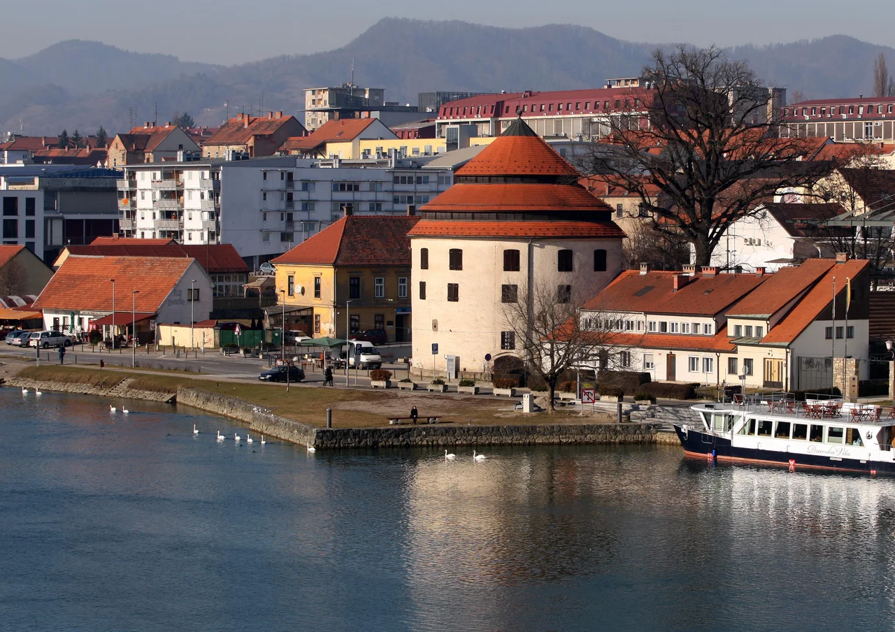 Fotografija: Obnova Sodnega stolpa, ki je leta čakal na osvežitev dotrajanih prostorov, bo predvidoma končana prihodnje leto. Foto Tadej Regent
