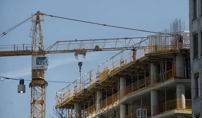 Zakon bo omogočal pospešitev izdaje gradbenih dovoljenj tudi za projekte, ki se bodo izvajali še po letu 2021. FOTO: Blaž Samec/Delo
