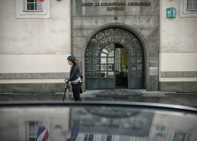Zavod za zdravstveno zavarovanje bo težko vzdržal finančni pritisk, ki ga je povzročila epidemija. FOTO: Blaž Samec