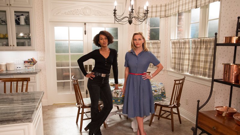 Fotografija: Vlogo Elene je za serijo prevzela Reese Witherspoon (desno), vlogo Mie pa Kerry Washington. Foto Hulu