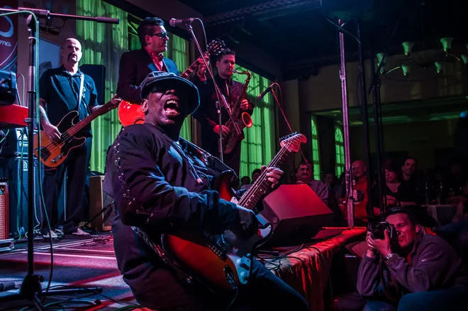 Lucky Peterson, ameriški blues glasbenik na Blues festivalu Postojnska jama leta 2012. FOTO: Jure Matoz