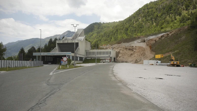 Fotografija: Plato, kjer bi turški delavci že morali kopati drugo cev karavanšnega predora, sameva. Foto Jure Eržen