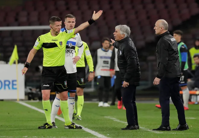 Gian Piero Gasperini (zadaj Iličić) se rad prereka s sodniki. FOTO: Reuters