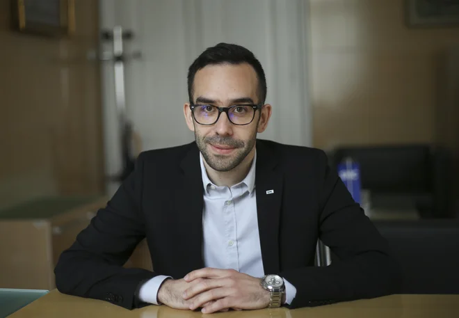 Gregor Perič je na vprašanje, kako si predstavlja delo, glede na to, da bo kot koalicijski poslanec preiskoval domnevno financiranje največje koalicijske stranke, odgovoril, da v tem ne vidi prav nobene ovire. FOTO: Jože Suhadolnik/Delo