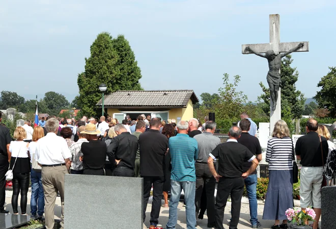 Pogrebi naj potekajo brez pevcev, zbrati pa se mora manj kot 50 ljudi. FOTO: Marko Feist
