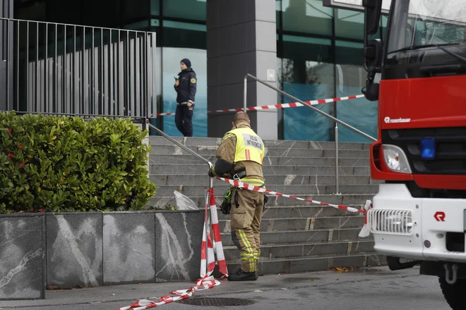 Poklicni gasilci opozarjajo, da so dobili ponižujoče dodatke za delo v izrednih razmerah, tudi manj kot pet evrov na mesec. FOTO: Leon Vidic