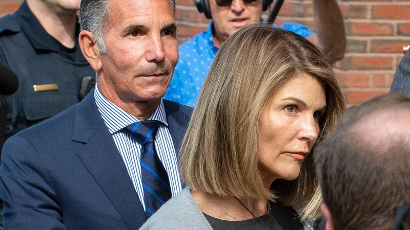 Fotografija: Lori Loughlin in Mossimo Giannulli naj bi po poročanju BBC krivdo uradno priznala jutri. Igralka si bo s tem kazen omejila na dva meseca zapora, 150.000 dolarjev kazni in sto ur družbenokoristnega dela. Moževa kazen bo višja, odsedel bo pet mesecev za rešetkami, plačal 250.000 dolarjev kazni in opravil 250 ur družbenokoristnega dela. FOTO: Joseph Prezioso/AFP