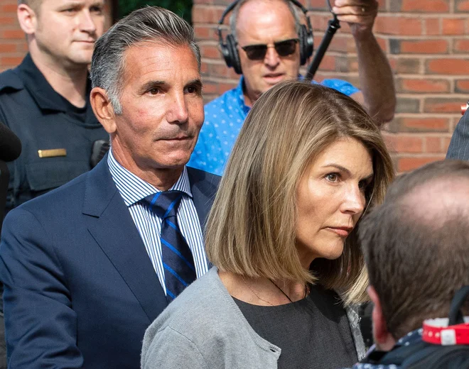 Lori Loughlin in Mossimo Giannulli&nbsp;naj bi po poročanju <em>BBC</em> krivdo uradno priznala jutri. Igralka si bo s tem kazen omejila na dva meseca zapora, 150.000 dolarjev kazni in sto ur družbenokoristnega dela. Moževa kazen bo višja, odsedel bo pet mesecev za rešetkami, plačal 250.000 dolarjev kazni in opravil 250 ur&nbsp;družbenokoristnega dela. FOTO:&nbsp;Joseph Prezioso/AFP