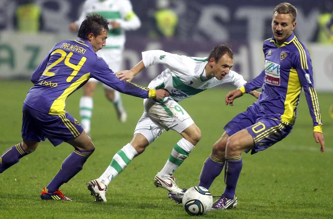 Davor Škerjanc (v sredini) je za Olimpijo igral kar 96 ligaških tekem in je bil eden od akterjev najvišje Olimpijine zmage proti Mariboru s 4:1. FOTO: Matej Družnik/Delo