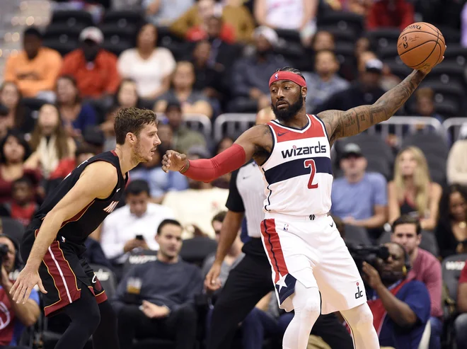 Goran Dragić (ob njem John Wall) je tokrat prispeval devet točk. FOTO: Nick Wass/AP