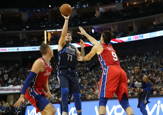 Luka Dončić se je spet izkazal z dvomestnim številom doseženih točk. FOTO: AFP