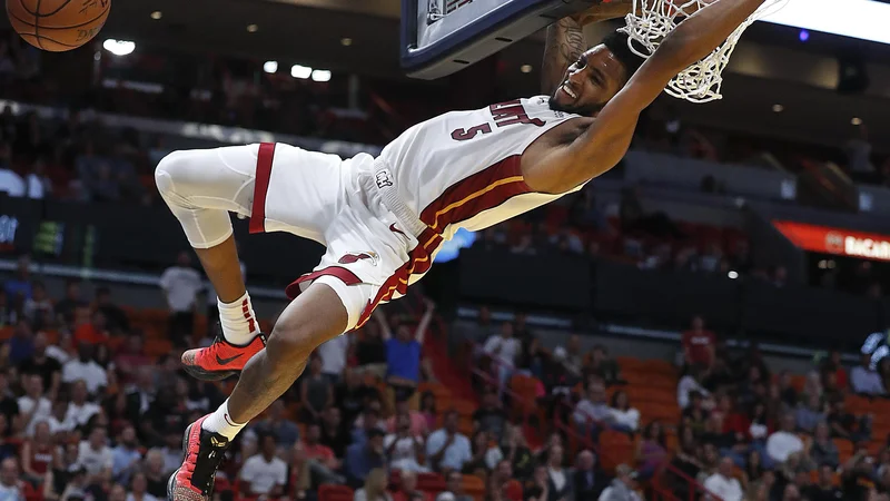 Fotografija: Derrick Jones Jr. in soigralci so zadevali kot za stavo. FOTO: Brynn Anderson/AP