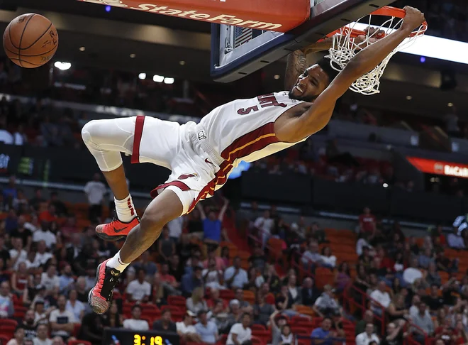 Derrick Jones Jr. in soigralci so zadevali kot za stavo. FOTO: Brynn Anderson/AP