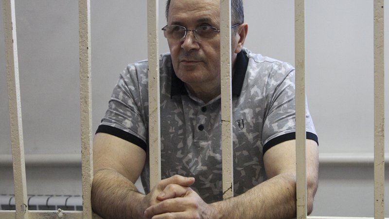 Fotografija: Ojub Titijev je v zaporu v Groznem že od januarja letos. FOTO: AP