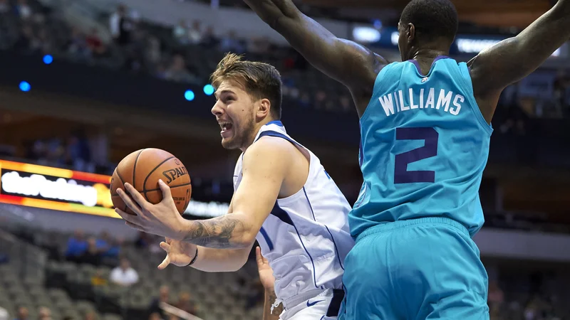 Fotografija: Luka Dončić je bil še posebej razpoložen z razdalje. FOTO: Cooper Neill/AP