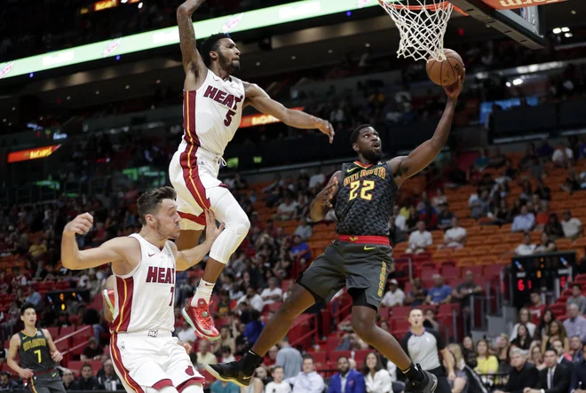 Goran Dragić in Derrick Jones Jr. sta spremljala prodor Alexa Poythressa. FOTO: Lynne Sladky/AP