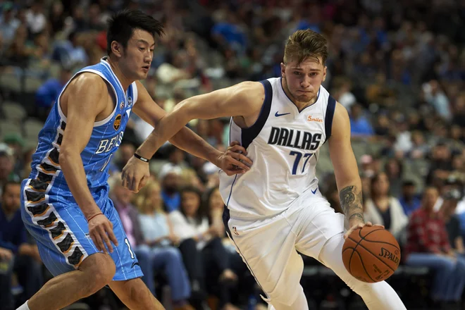 Luka Dončić je v predsezoni dokazal, da se velikega izziva ni ustrašil. FOTO: Cooper Neill/AP