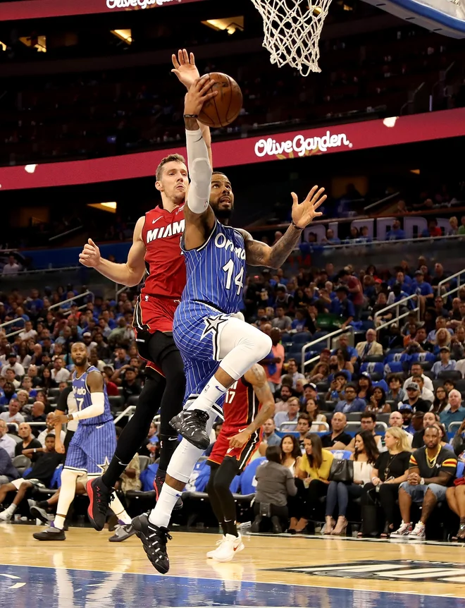 Goran Dragić (ovira prodor D.J. Augustina) je v minuli sezoni le osemkrat zadel 26 točk ali več. FOTO: Sam Greenwood/AFP