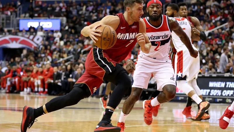 Fotografija: Goran Dragić (z žogo) je k prvi zmagi Miamija v novi sezoni lige NBA prispeval osem točk. FOTO: AFP