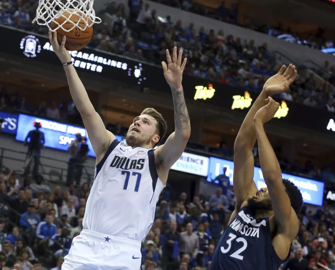 Luka Dončić je bil v Dallasu prvo ime v zmagoviti tekmi proti Minnesoti. FOTO: AP