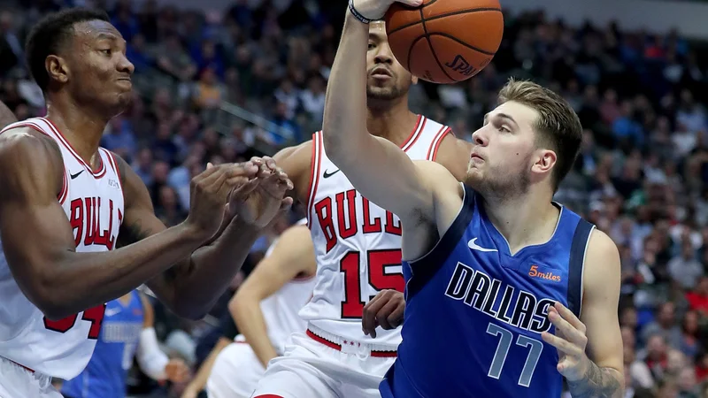 Fotografija: Luka Dončić nadaljuje z vidnimi predstavami v svoji premierni sezoni v ligi NBA. Foto: AFP