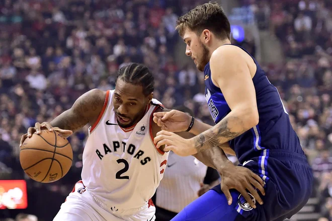 Luka Dončić je poskušal ustaviti tekmečevega prvega strelca Kawhija Leonarda. FOTO: Frank Gunn/AP