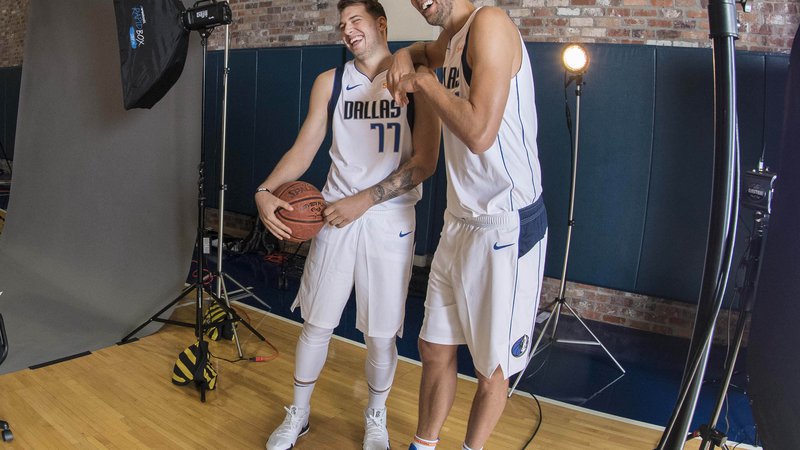 Fotografija: Luka Dončić in Dirk Nowitzki na predstavitvi moštva Dallas Mavericks pred sezono. Foto: USA TODAY Sports
 