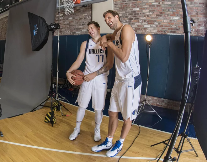 Luka Dončić in Dirk Nowitzki na predstavitvi moštva Dallas Mavericks pred sezono. Foto: USA TODAY Sports<br />
