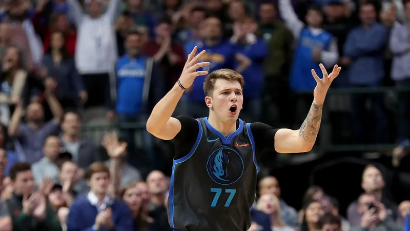 Fotografija: Luka Dončić je bil ob zmagi Dallasa na prvaki lige NBA razumljivo evforičen. FOTO: AFP