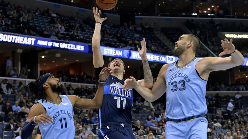 Fotografija: Luka Dončić se je pod košem dobro boril tudi z Marcom Gasolom. FOTO: AP