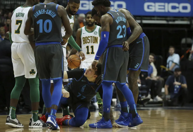 Po udarcu Jaylena Browna je Luka Dončić za kratko obležal na parketu. FOTO: Andy Jacobsohn/AP