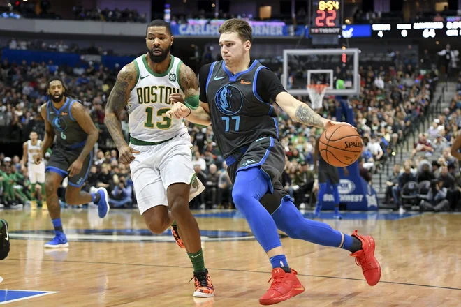 Luka Dončić je še na vsaki tekmi prispeval dvomestno število točk. FOTO: Shane Roper/Reuters