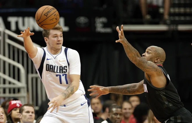 Luka Dončić je navdušil z noro trojko tik pred glavnim odmorom. FOTO: Michael Wyke/AP