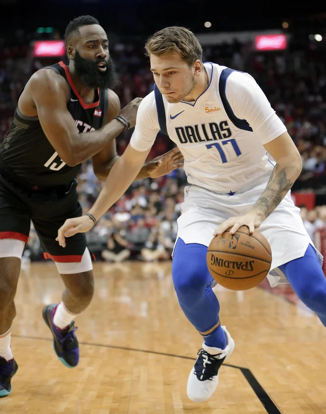 Luka Dončić in soigralci so ohladili tudi velikega Jamesa Hardna. FOTO: Michael Wyke/AP