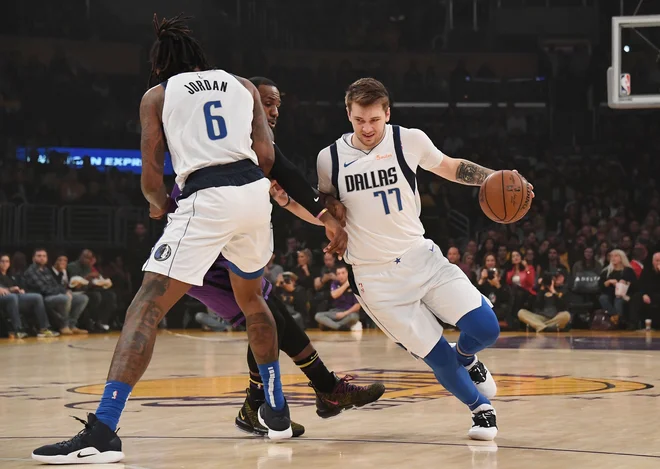 Luka Dončić je zadel le dva meta iz igre v Staples Centru. FOTO: Reuters