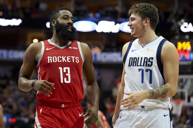 Luka Dončić je pokramlal tudi z velikim Jamesom Hardnom. FOTO: Cooper Neill/AP