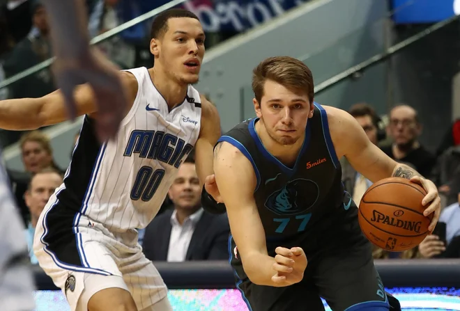 Luka Dončić toliko skokov in podaj kot sinoči v ligi NBA še ni zbral. FOTO: Ronald Martinez/AFP