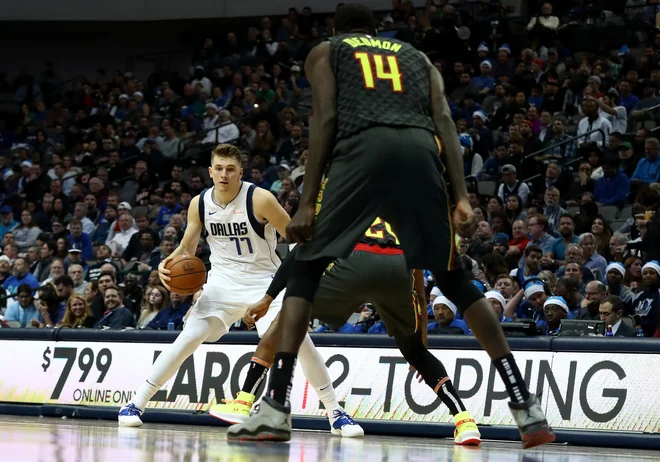 Dončić postaja nerešljiva uganka za nasprotne obrambe. FOTO: AFP