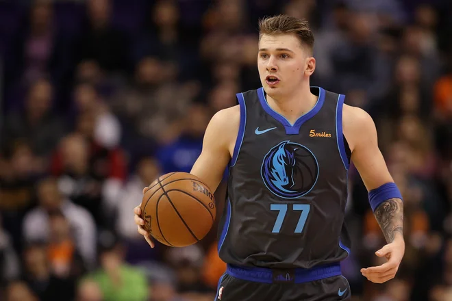 Luka Dončić je moral tokrat s soigralci pri Dallasu priznati premoč košarkarjem Phoenixa. FOTO: AFP