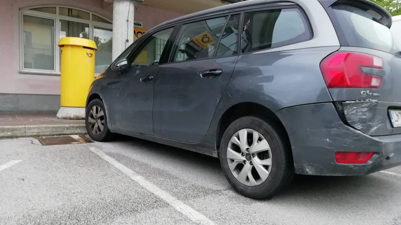 Po trenutno zbranih obvestilih gre v poškodbi na zadnjem delu vozila za staro poškodbo, poškodba na pnevmatiki (spredaj) pa naj bi nastala danes. FOTO: Janez Porenta