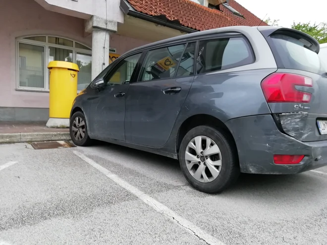 Po trenutno zbranih obvestilih gre v poškodbi na zadnjem delu vozila za staro poškodbo, poškodba na pnevmatiki (spredaj) pa naj bi nastala danes. FOTO: Janez Porenta