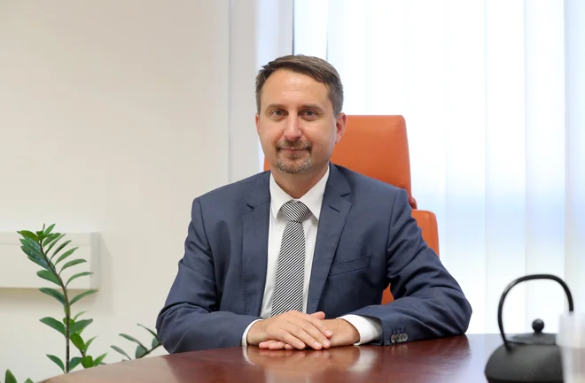Igor Velov po razrešitvi ne ostaja zaposlen na agenciji in mu tudi ne pripada odpravnina.