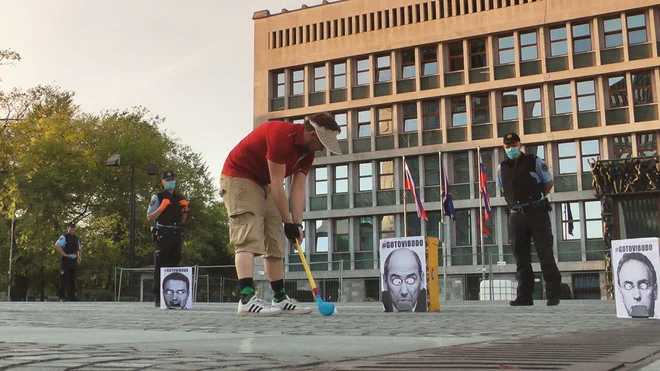 Pred pičlo, a korektno publiko. FOTO (z videa): Jaša Jenull